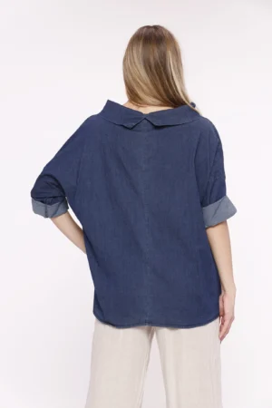 BLUSA Con scollo a barca risvoltato e manica corta a kimono