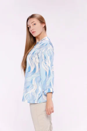 BLUSA fantasia astratta con collo alla coreana aperto a V e manica a tre quarti