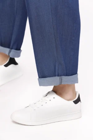 PANTALONE denim a sigaretta con passanti alla cintura ed elastico in vita