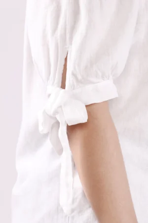 BLUSA a manica corta con scollo arricciato e laccetti ai bordi delle maniche