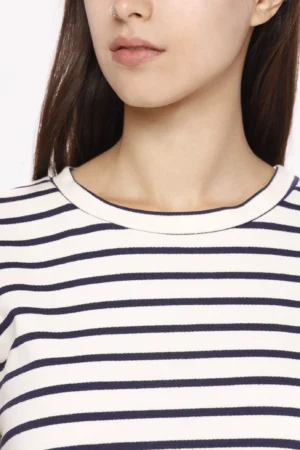 MAGLIA a girocollo con fantasia a righe e manica corta