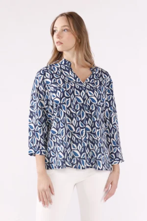 BLUSA con colletto alla coreana aperto sul davanti manica a tre quarti e fantasia di petali