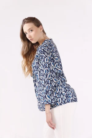 BLUSA con colletto alla coreana aperto sul davanti manica a tre quarti e fantasia di petali
