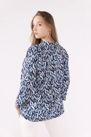 BLUSA con colletto alla coreana aperto sul davanti manica a tre quarti e fantasia di petali