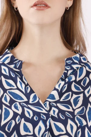 BLUSA con colletto alla coreana aperto sul davanti manica a tre quarti e fantasia di petali