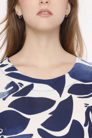 BLUSA fantasia di fiori con manica a kimono e scollo a barchetta