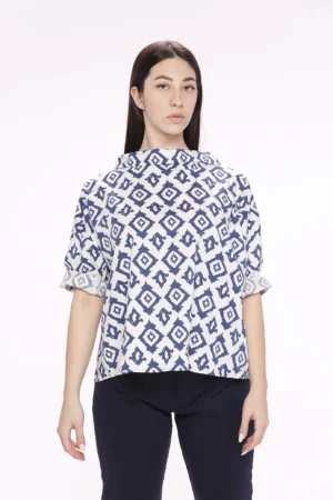 BLUSA fantasia di rombi con manica a tre quarti e scollo a barchetta