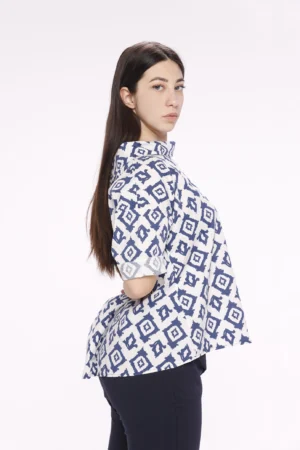 BLUSA fantasia di rombi con manica a tre quarti e scollo a barchetta