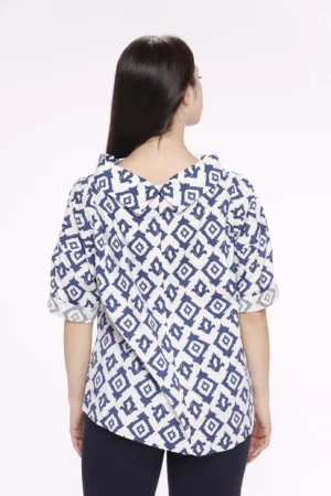 BLUSA fantasia di rombi con manica a tre quarti e scollo a barchetta