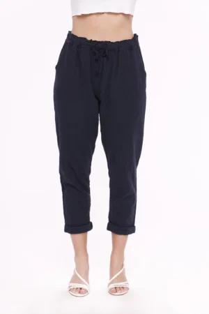 PANTALONE leggero con cordino elastico di chiusura in vita e risvolti alle caviglie