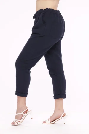 PANTALONE leggero con cordino elastico di chiusura in vita e risvolti alle caviglie
