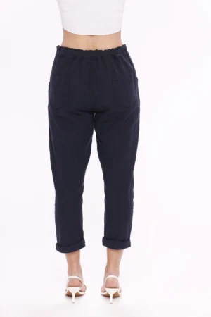 PANTALONE leggero con cordino elastico di chiusura in vita e risvolti alle caviglie