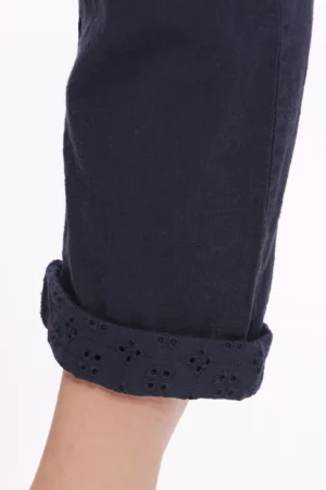 PANTALONE leggero con cordino elastico di chiusura in vita e risvolti alle caviglie