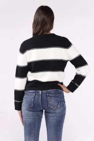 CARDIGAN a righe larghe di tendenza con bottoncini metallizzati e taschini decorativi