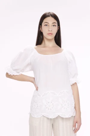 BLUSA leggera con scollo a barca elasticizzato e traforature agli orli