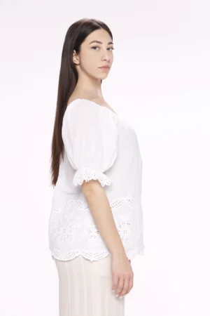 BLUSA leggera con scollo a barca elasticizzato e traforature agli orli