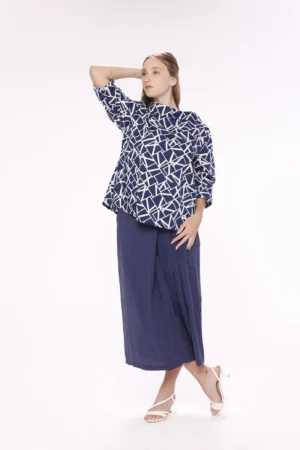 BLUSA fantasia geometrica con scollo a barca risvoltato e manica a tre quarti ONEWORLD HYBRID