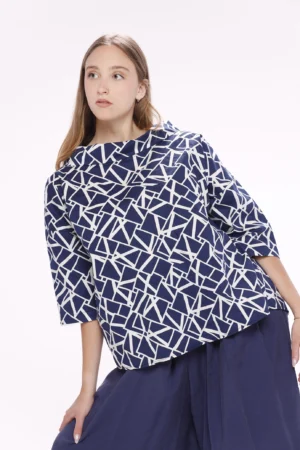 BLUSA fantasia geometrica con scollo a barca risvoltato e manica a tre quarti