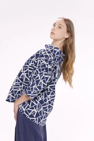 BLUSA fantasia geometrica con scollo a barca risvoltato e manica a tre quarti