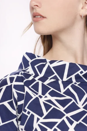 BLUSA fantasia geometrica con scollo a barca risvoltato e manica a tre quarti