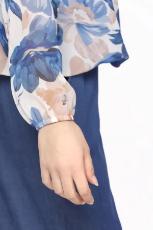 BLUSA fantasia di fiori con scollo a giro ed elegante piega sul davanti