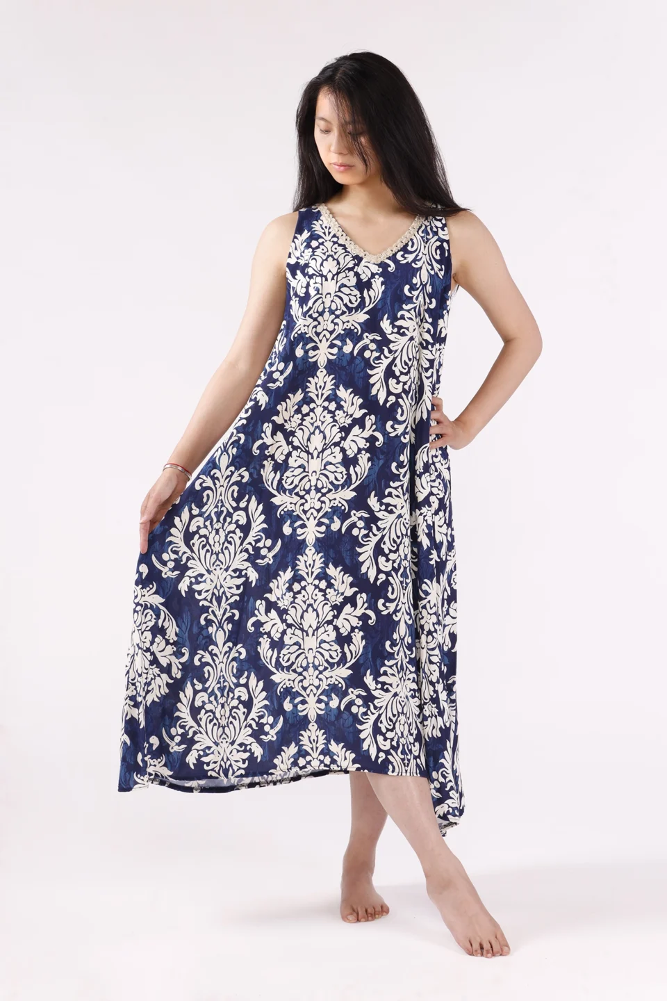 ABITO a fantasia paisley lungo e smanicato con elegante ricamo sullo scollo a V ONEWORLD HYBRID