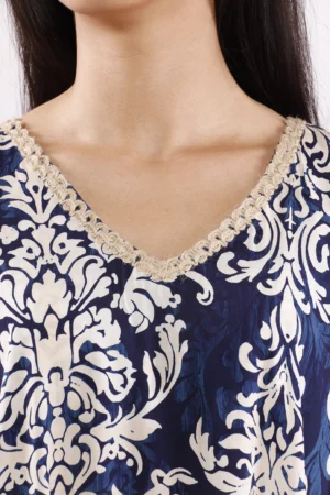 ABITO a fantasia paisley lungo e smanicato con elegante ricamo sullo scollo a V