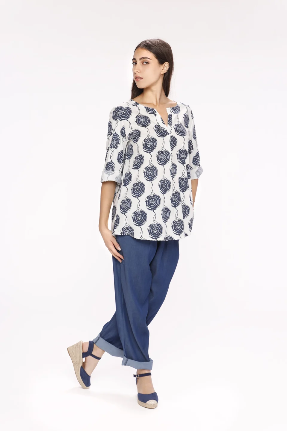 BLUSA fantasia di rose blu con girocollo aperto a V e manica a tre quarti ONEWORLD HYBRID