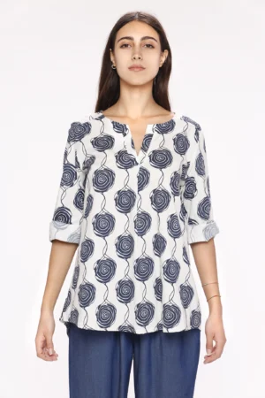 BLUSA fantasia di rose blu con girocollo aperto a V e manica a tre quarti