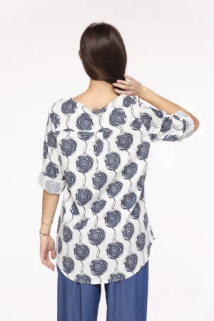 BLUSA fantasia di rose blu con girocollo aperto a V e manica a tre quarti