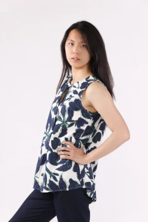 BLUSA smanicata a fantasia di foglie con collo a giro aperto a V