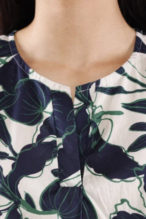 BLUSA smanicata a fantasia di foglie con collo a giro aperto a V
