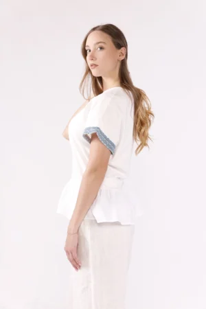T-SHIRT ampia con orlo a sbuffo collo a giro e orli della manica corta in grazioso tessuto glitterato