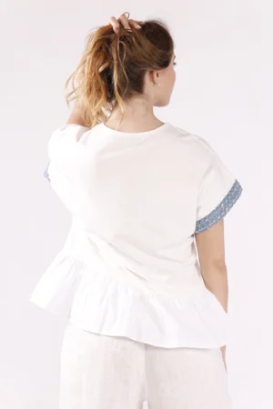 T-SHIRT ampia con orlo a sbuffo collo a giro e orli della manica corta in grazioso tessuto glitterato