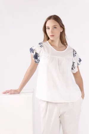 BLUSA a manica corta con traforatura sul petto e scollo a giro