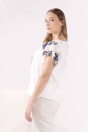 BLUSA a manica corta con traforatura sul petto e scollo a giro
