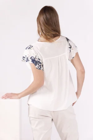 BLUSA a manica corta con traforatura sul petto e scollo a giro