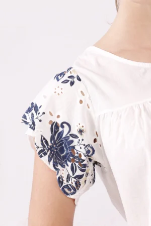 BLUSA a manica corta con traforatura sul petto e scollo a giro