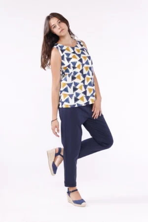 BLUSA a fantasia geometrica smanicata e chiusura posteriore con bottoncino alamaro ONEWORLD HYBRID