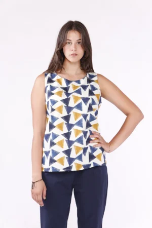 BLUSA a fantasia geometrica smanicata e chiusura posteriore con bottoncino alamaro