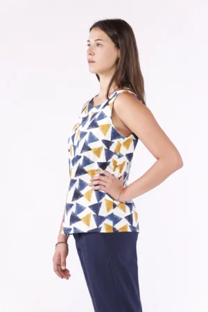 BLUSA a fantasia geometrica smanicata e chiusura posteriore con bottoncino alamaro