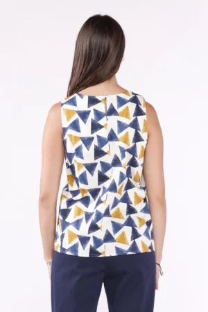 BLUSA a fantasia geometrica smanicata e chiusura posteriore con bottoncino alamaro