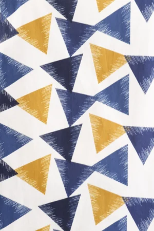 BLUSA a fantasia geometrica smanicata e chiusura posteriore con bottoncino alamaro