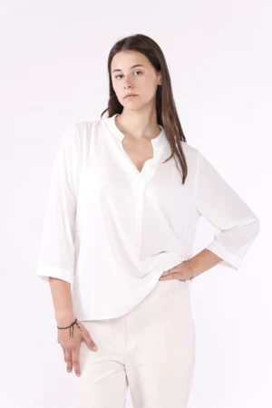BLUSA a manica lunga con colletto alla coreana aperto a V e cuciture esterne agli orli