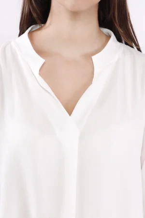 BLUSA a manica lunga con colletto alla coreana aperto a V e cuciture esterne agli orli