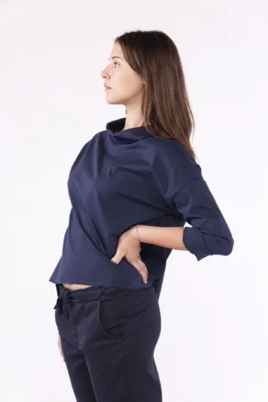 BLUSA con manica a tre quarti collo a barchetta risvoltato e fondo con taglio irregolare