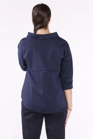 BLUSA con manica a tre quarti collo a barchetta risvoltato e fondo con taglio irregolare