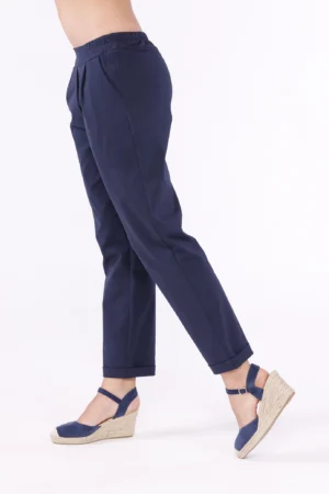 PANTALONE everyday con risvolti alle caviglie, chiusura a elastico e graziose pence verticali sul davanti