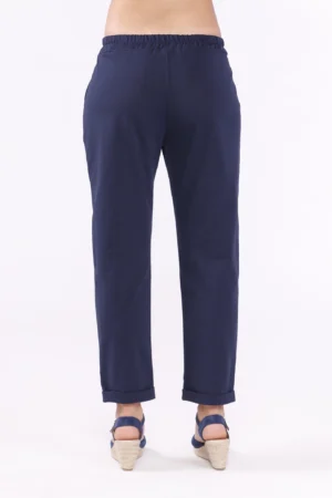 PANTALONE everyday con risvolti alle caviglie, chiusura a elastico e graziose pence verticali sul davanti