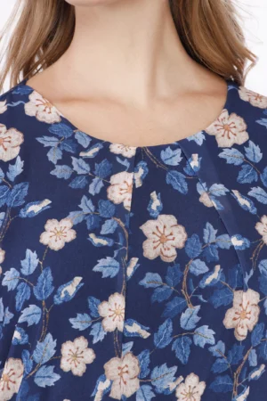 BLUSA a fantasia di fiori con scollo a giro e orli a sbuffo